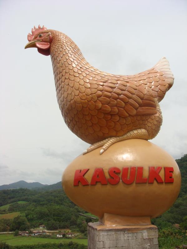 Escultura de uma Galinha, identificando a Granja Kasulke